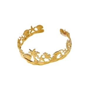 Bracciale rigido aperto in acciaio inossidabile dorato con motivi marini e palme.