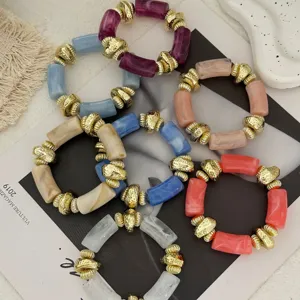 Gedetailleerd overzicht van macaron acryl kralenarmbanden met gouden tussenstukjes
