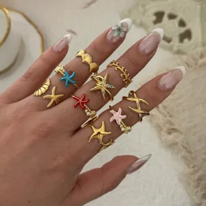 Goldene Edelstahlringe mit Seestern- und Muschelmotiv für den perfekten Strandlook