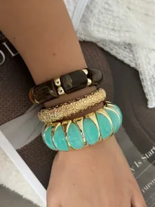Detailansicht des bunten breiten Stretch-Armband-Sets mit goldenem Armreif für Damen