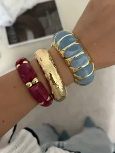Detailansicht der modischen breiten elastischen Armbänder in Bonbonfarben und Gold