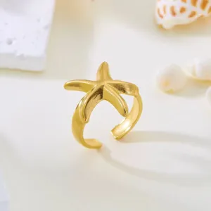 Nahaufnahme eines vergoldeten Seesternrings aus Edelstahl mit einzigartiger Textur