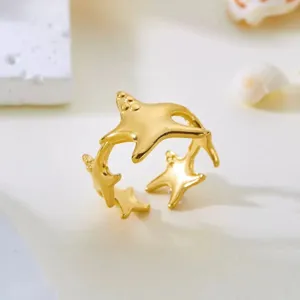 Nahaufnahme der fein vergoldeten Textur dieses Seesternrings aus Edelstahl