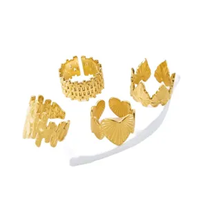 Set mit 4 vergoldeten Edelstahlringen mit unregelmäßigen Texturen und Muscheldesign