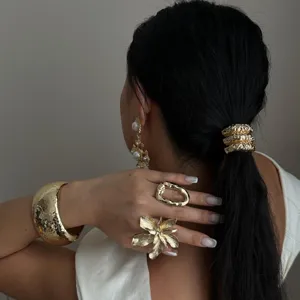 Elegante gehamerde gouden armband en bloemenring voor dames in hoogwaardige mode-stijl