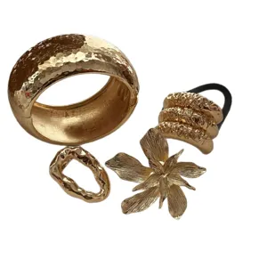 Hoogwaardige gehamerde gouden sieradenset met armband, bloembloesem en onregelmatige ringen