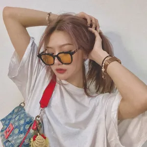 Gafas de sol cuadradas de moda con lentes naranjas para hombre y mujer.