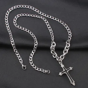 Gros plan d'un collier à maillons cubains en acier inoxydable avec pendentif croix