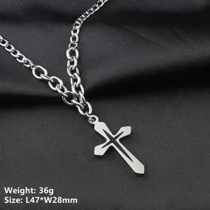 Vue macro détaillée d'un pendentif croix en acier inoxydable argenté pour homme