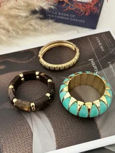 Detaillierte Makroansicht von farbenfrohen Stretch-Armbändern vor Lifestyle-Hintergrund.