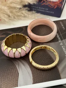 Detailaufnahme des trendigen, marmorierten Stretch-Armband-Sets in Bonbonfarben und Goldton