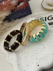 Detailansicht bunter breiter elastischer Armbänder mit Harz- und Goldtexturen.