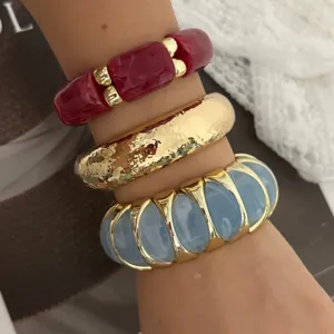 Modische, dicke, bonbonfarbene Elastikarmbänder mit gehämmertem Gold und Kunstharzperlen