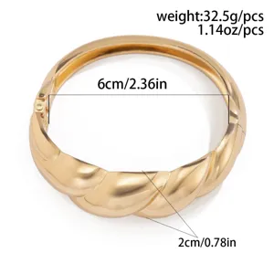 Gedetailleerde maatspecificaties van de modieuze vergulde metalen veerarmband.