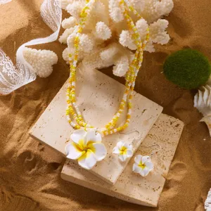 Detailansicht von sommerlichem Strand Frangipani Perlen Halskette und Ohrringe Set