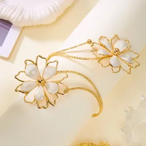 Vista dettagliata di bracciali a fiore dorati regolabili per stile vacanza mare.