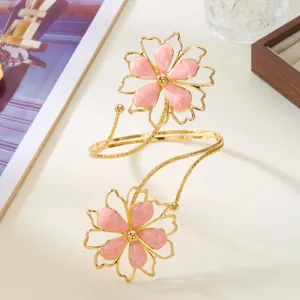 Bracciale da braccio regolabile con fiori rosa e finitura dorata stile spiaggia.