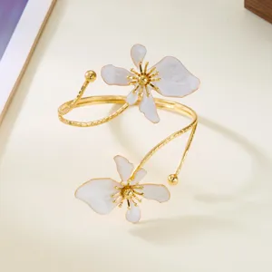 Elegante bracciale da braccio regolabile dorato con fiori bianchi per il mare