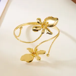 Vista dettagliata del bracciale da braccio dorato regolabile con fiori stile estate