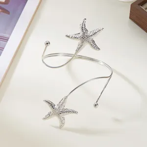 Vista dettagliata del bracciale a stella marina argento con superficie strutturata fine
