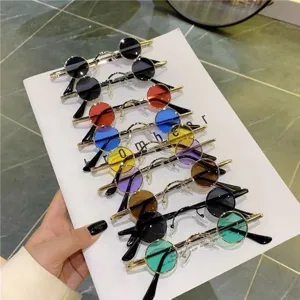 Vue détaillée de petites lunettes de soleil rondes rétro en couleurs vives