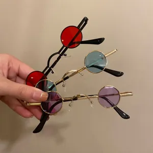 Vue détaillée de trois paires de mini lunettes de soleil rondes rétro colorées.