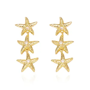 Elegante goldene Seestern-Ohrhänger mit funkelnden Steinen für den sommerlichen Urlaubsstil.