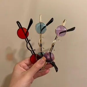Vue détaillée de trois paires de lunettes de soleil steampunk rondes rétro colorées