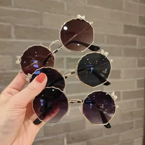Gafas de Sol de Moda para Niños de Metal con Lazo para Niños y Niñas Lente de Onda Irregular Decoración de Strass Lindas UV375