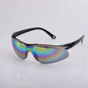 Detailopname van sportieve veiligheidszonnebril met levendige regenboogspiegelglazen