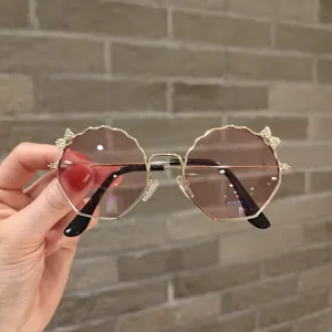 Gafas de sol para niños con montura de metal dorada y detalles de lazos de diamantes