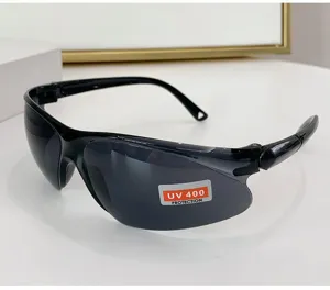 Detail van zwarte sportzonnebril met UV400-beschermingssticker op witte tafel