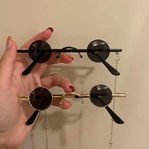 Petites lunettes de soleil rondes vintage en métal avec chaînes élégantes de mode