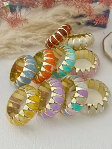 Vista dettagliata di bracciali elastici in resina marmorizzata dai colori caramella.