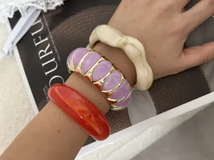 Primo piano di braccialetti elastici in resina color caramella in un set elegante.