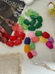 Detail van kleurrijke dopamine-stijl kralenkettingen met onregelmatige harsstenen.