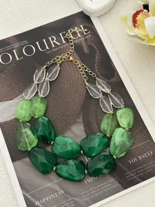 Gedetailleerd zicht op een bohemien gelaagde ketting met onregelmatige groene harskralen