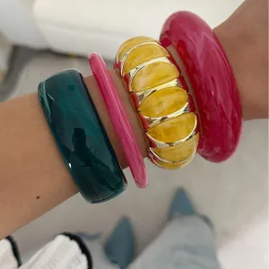 Set di bracciali rigidi in resina marmorizzata colorata e braccialetti elastici al polso