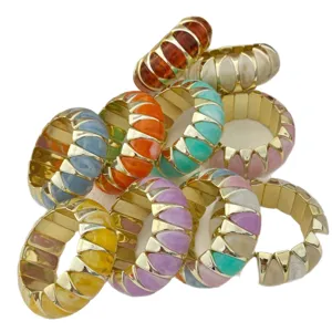 Bracciali elastici in resina marmorizzata colorata con dettagli oro