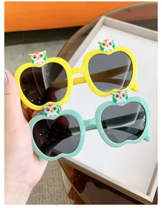 Detail der niedlichen apfelförmigen Kindersonnenbrille mit Cartoon-Eulen-Dekorationen