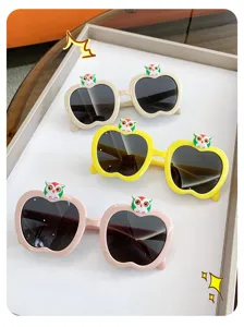 Nahaufnahme von Kinder-Sonnenbrillen in Apfelform in Rosa, Gelb und Beige