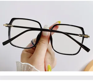 Vista dettagliata della montatura per occhiali nera anti-luce blu oversize alla moda.