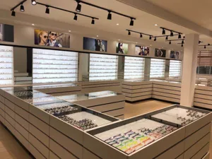 Showroom ottico professionale con varie montature di occhiali anti luce blu.