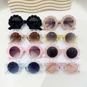 Variedad de gafas de sol infantiles con forma de concha en varios colores para exteriores