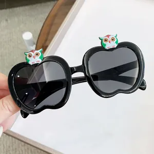 Niedliche Kinder-Sonnenbrille in Apfelform mit Eulen-Cartoon und schwarzen Rahmen