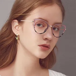 Montura de gafas de ojo de gato con filtro de luz azul para mujer en modelo profesional