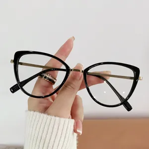 Gafas de moda ojo de gato negras con patillas de metal dorado y filtro de luz azul
