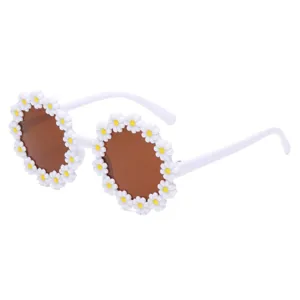 Modische runde Kindersonnenbrille mit weißem Gänseblümchen-Rahmendesign für Kinder.