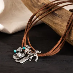 Detail einer Kette im Western-Stil mit Kaktus-, Cowboyhut- und Stiefelanhängern