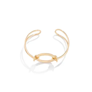 Vista dettagliata del bracciale rigido dorato minimalista a doppio strato con nodo.